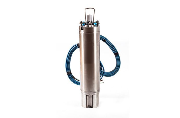 Una bomba de agua de acero inoxidable con una manguera azul conectada a ella.