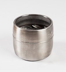 Un recipiente de acero inoxidable con tapa y cucharas en su interior.