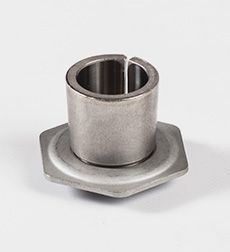 Un primer plano de un buje de acero inoxidable sobre una superficie blanca.