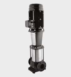 Una bomba de agua de acero inoxidable con un motor acoplado a ella sobre un fondo blanco.