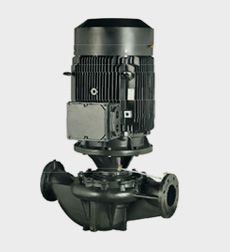 Una bomba de agua negra con un motor conectado a ella sobre un fondo blanco.