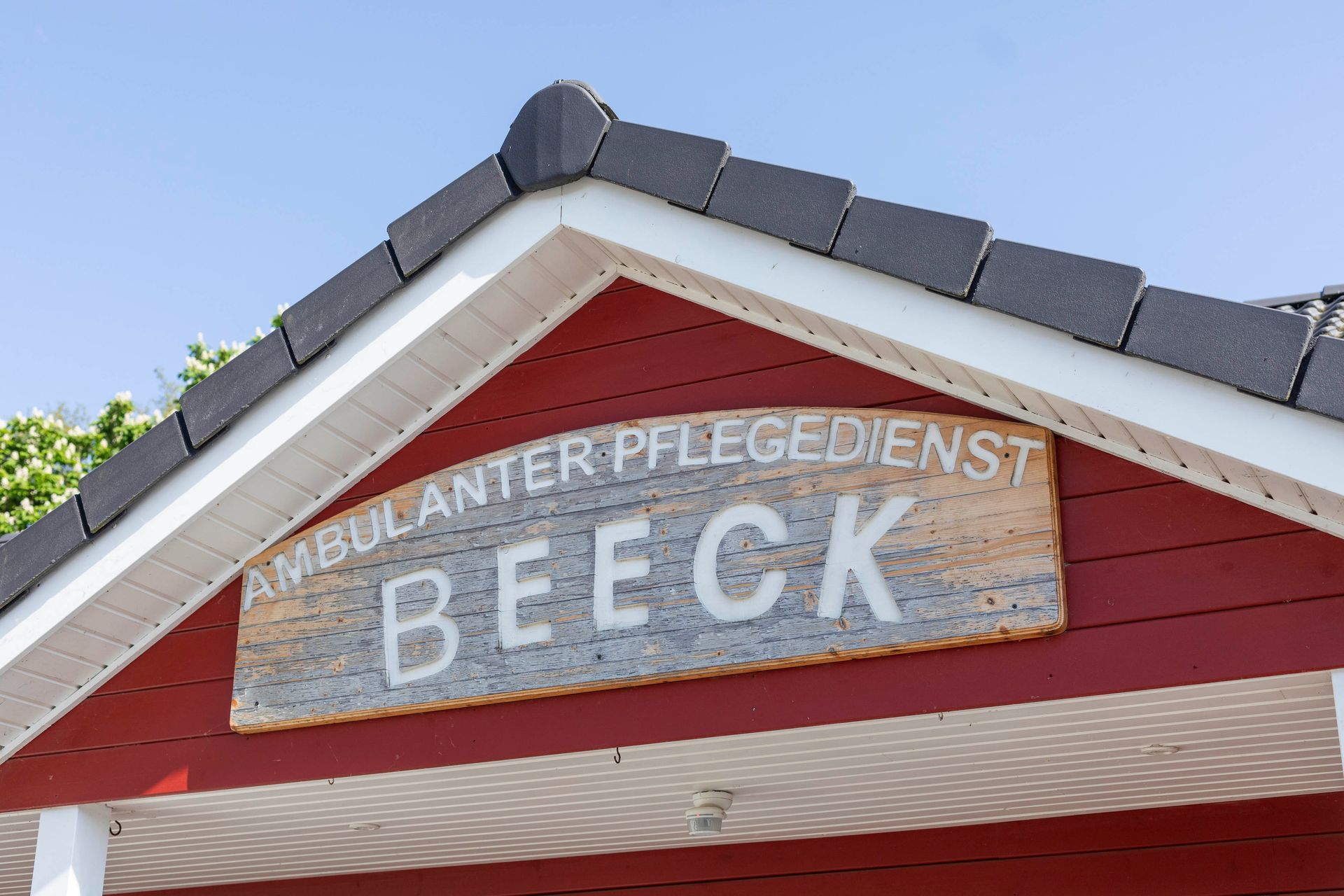 Ein rotes Gebäude mit einem Schild mit der Aufschrift „Beck“ darauf