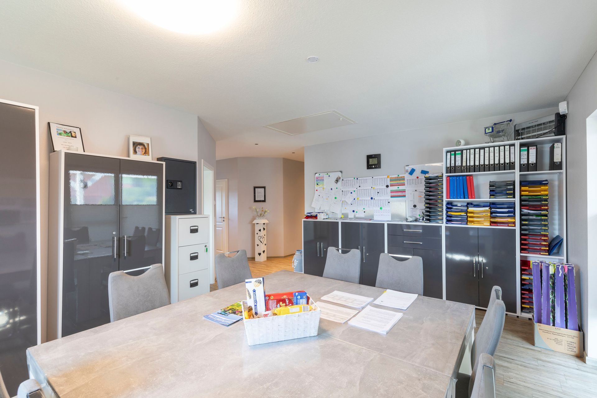 In der mitte des raumes steht ein großer tisch.