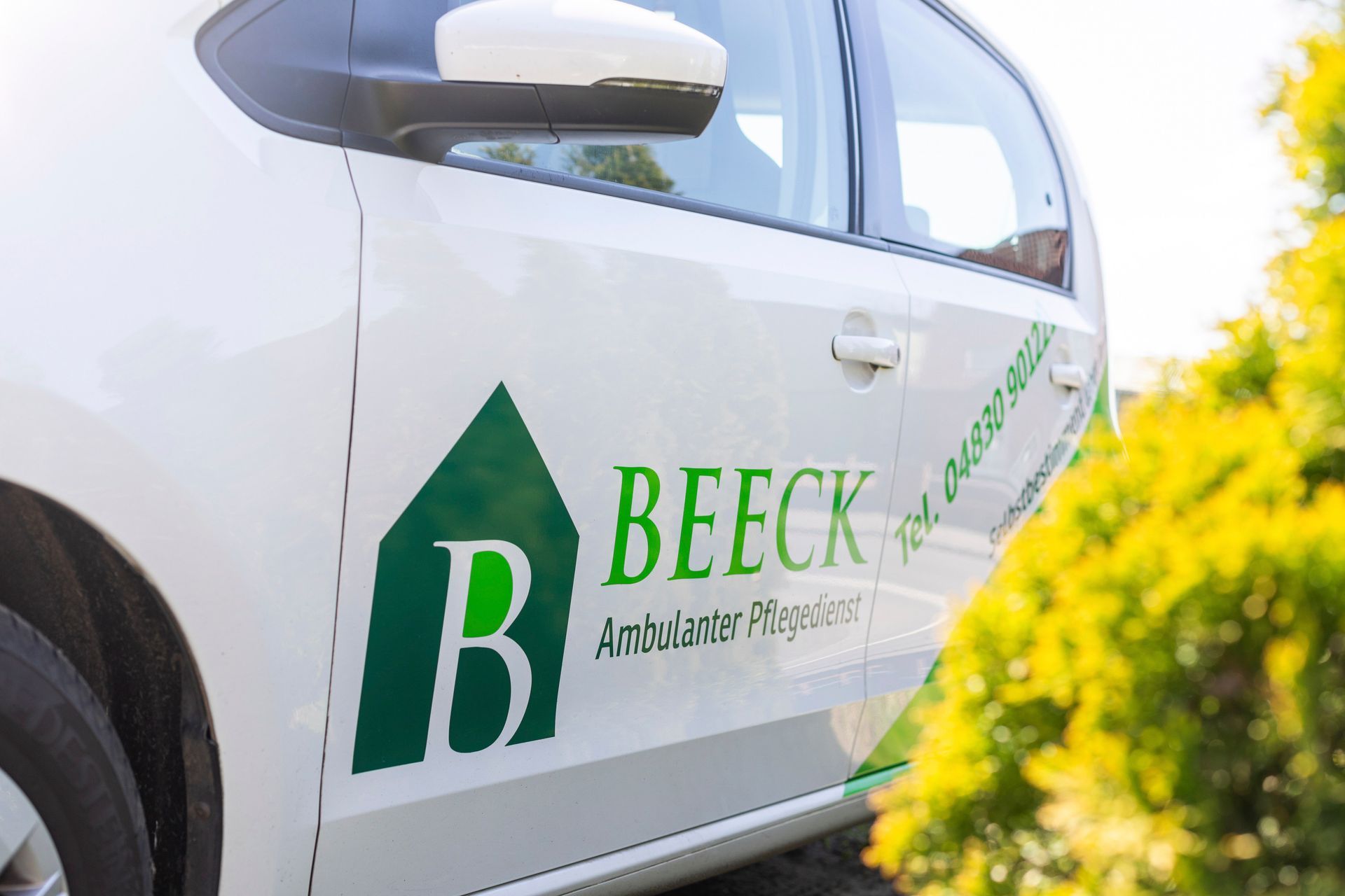 Ein weißes Auto mit dem Wort Beeck auf der Seite