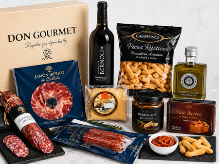 Cesta de regalo gourmet italiana con vino, aceitunas, salami, pasta, queso y galletas saladas.