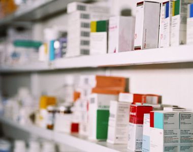 Un estante de farmacia lleno de muchos tipos diferentes de medicamentos.