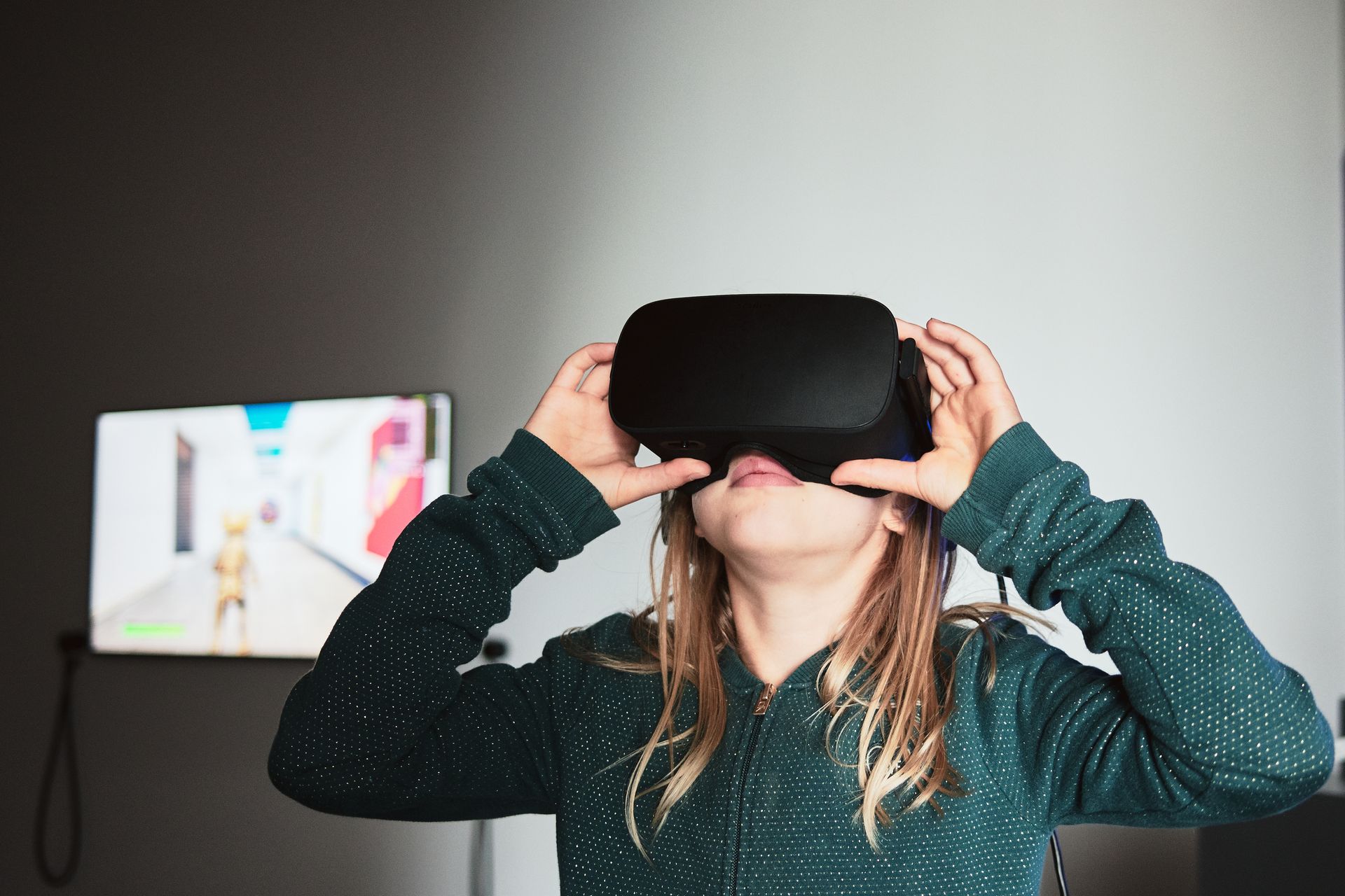 Une personne portant un casque de réalité virtuelle.