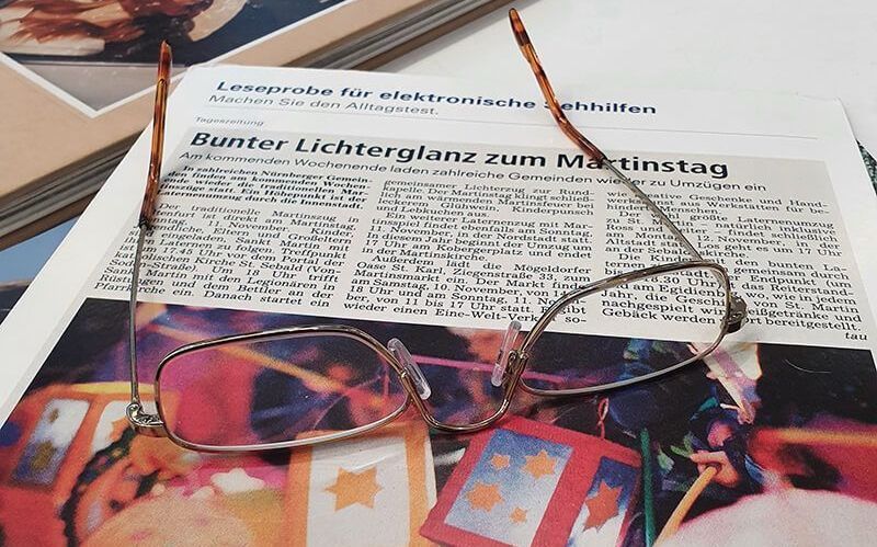 Eine Brille, die auf einer Zeitung liegt
