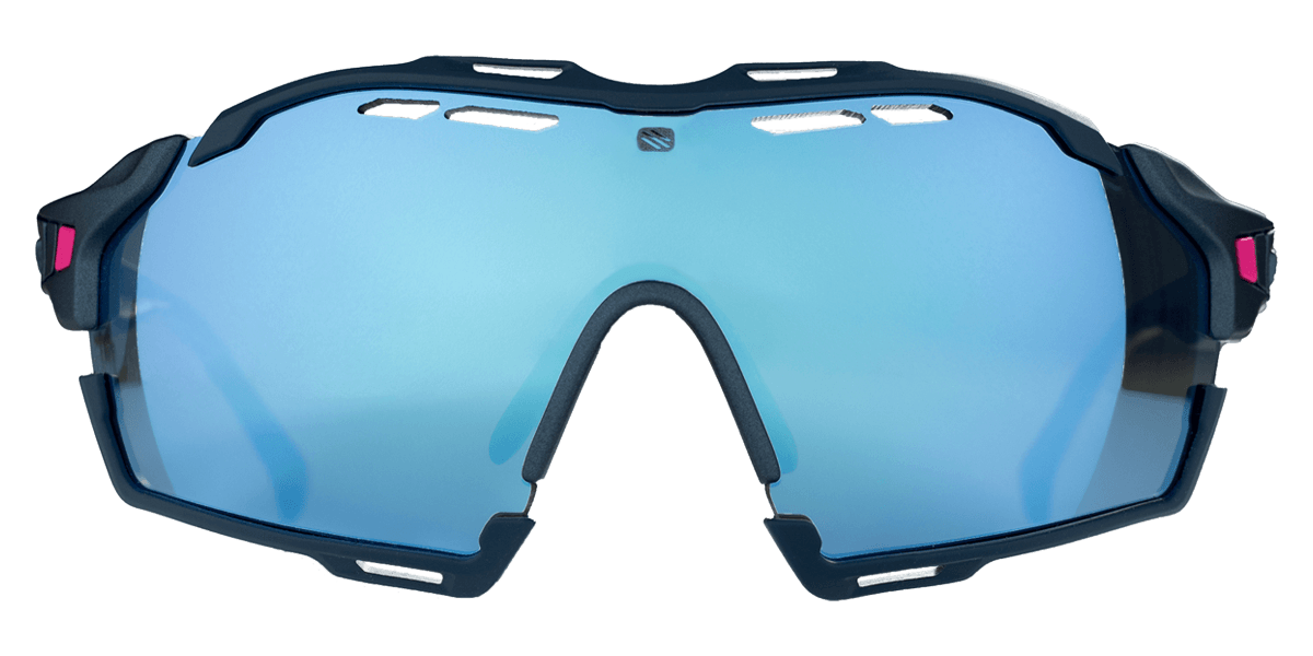 Eine Sonnenbrille mit blauen Gläsern auf weißem Hintergrund.