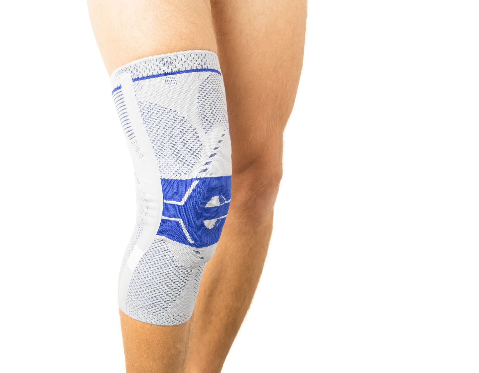 eine Person trägt ein Kniebandage