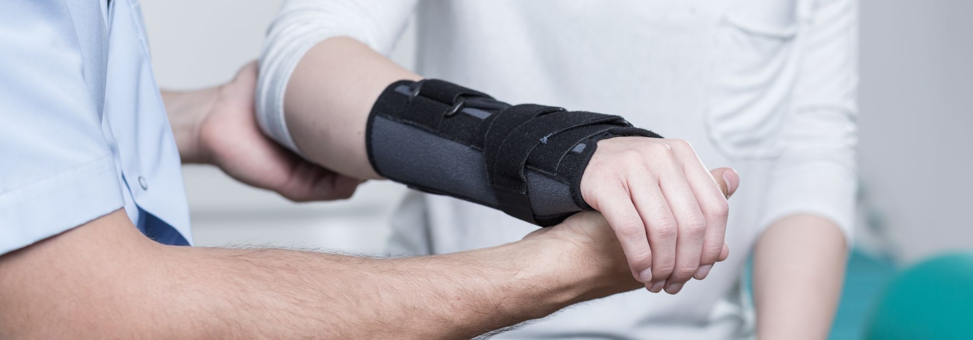 Handgelenkbandage an einer Frau