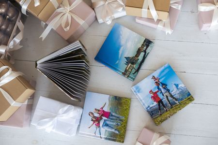 Una mesa cubierta con un montón de fotografías y regalos.