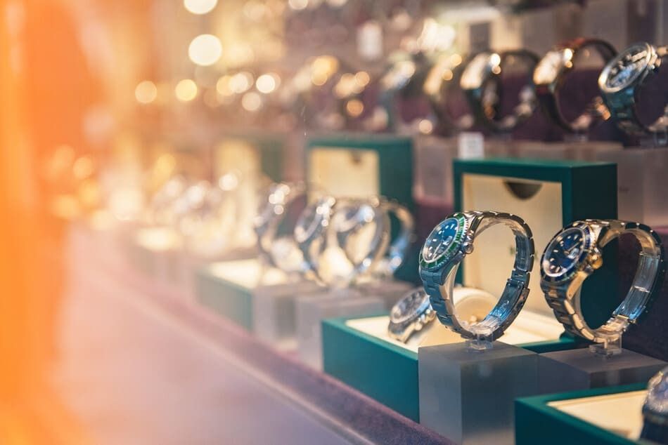 Una fila de relojes expuestos en el escaparate de una tienda.