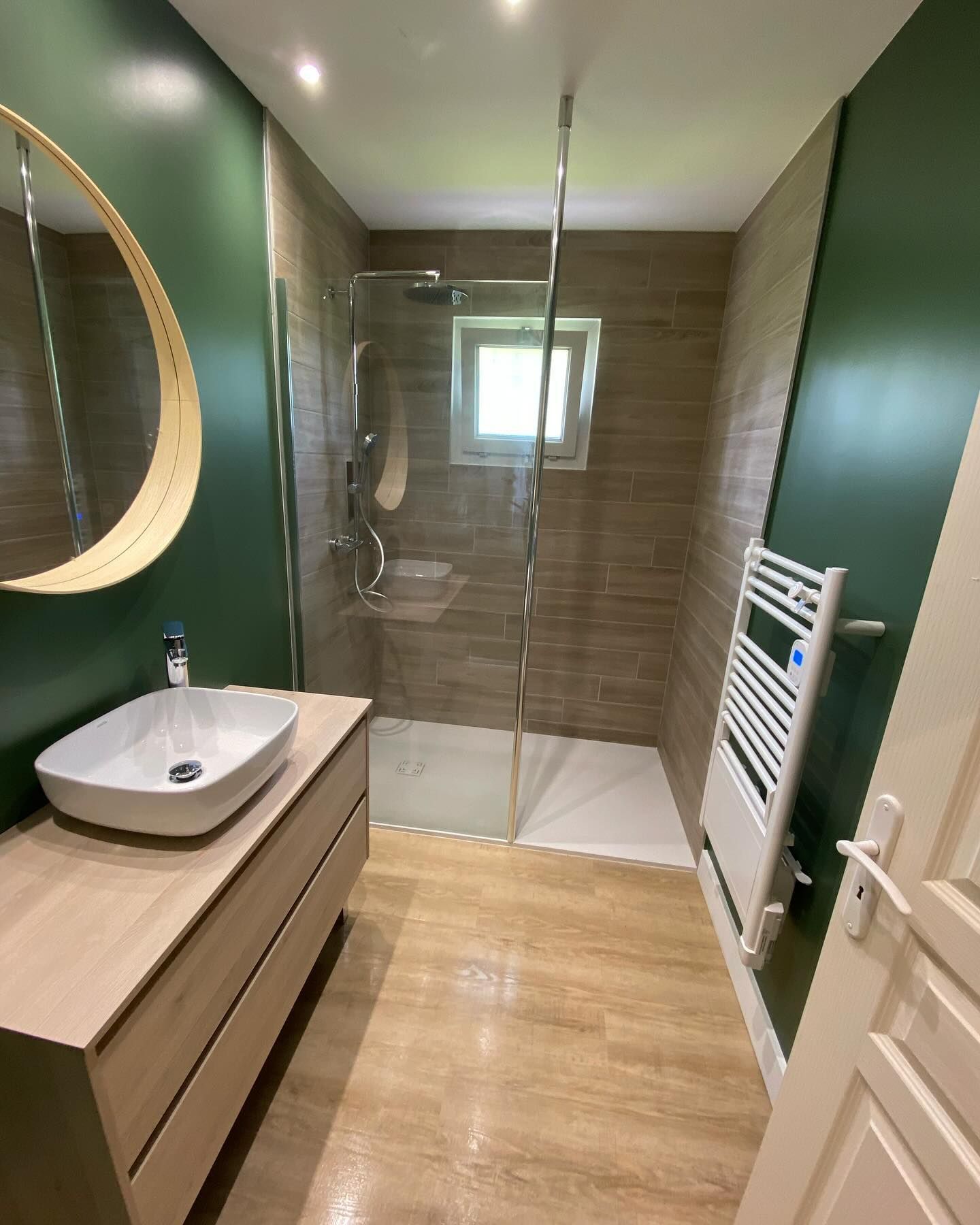 Salle de bains vert sapin et bois