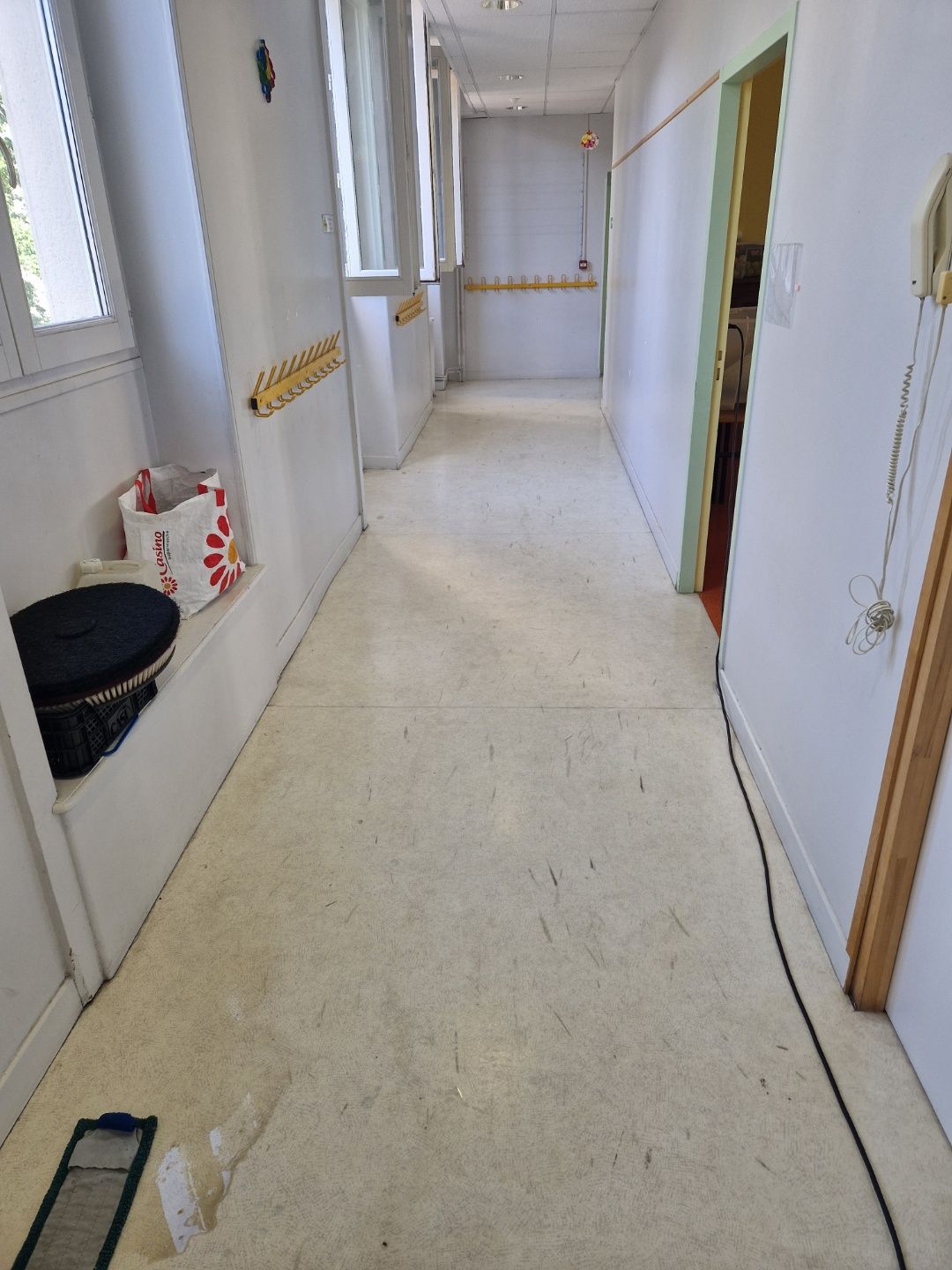 Nettoyage des sols d'une école avant