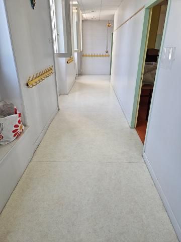 Nettoyage des sols d'une école après