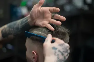 Un hombre se está cortando el pelo en una barbería.