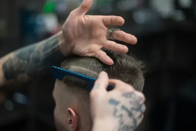 Un hombre se está cortando el pelo en una barbería.