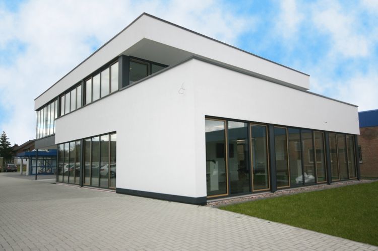 Ein großes weißes Gebäude mit vielen Fenstern