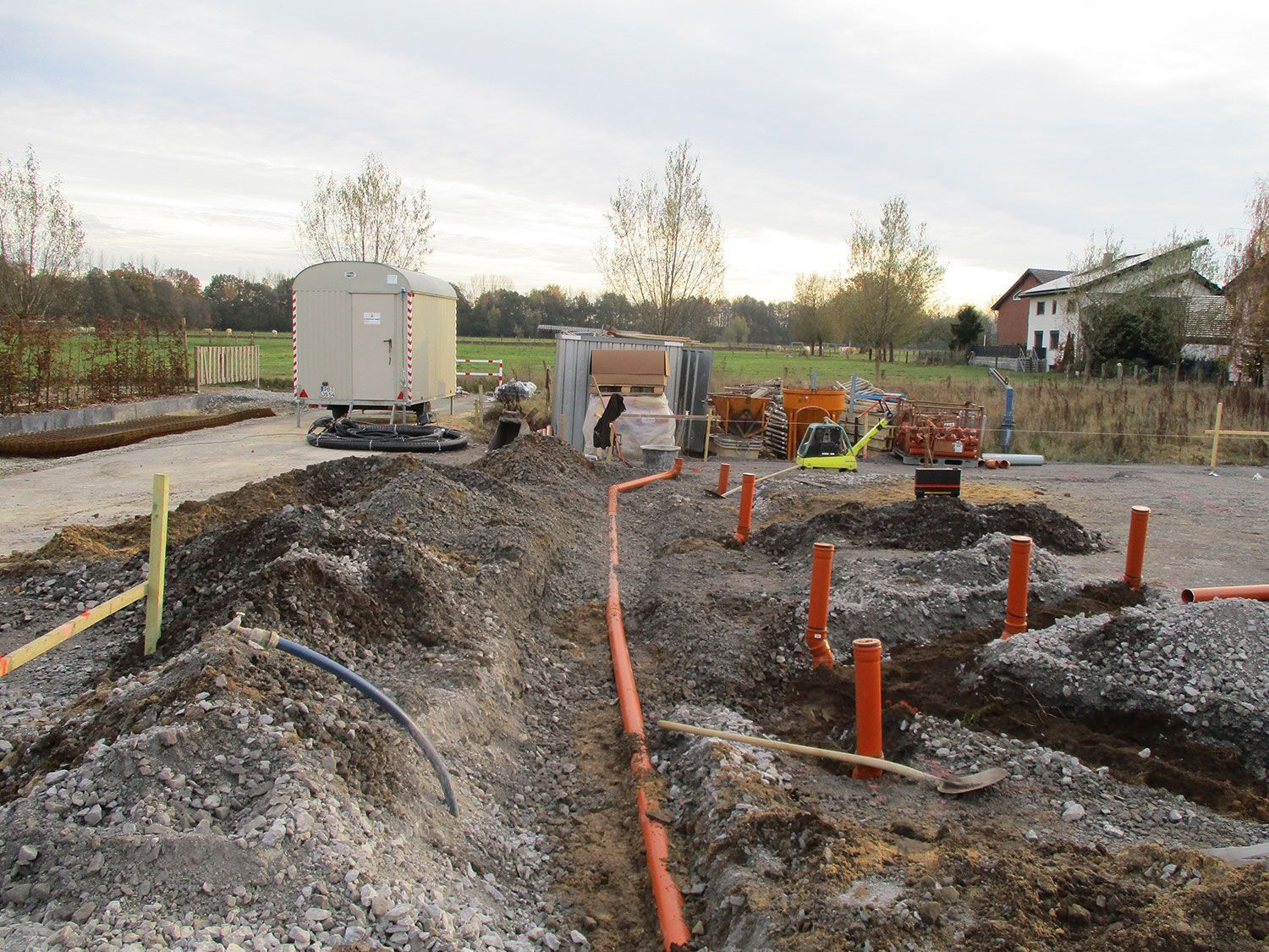 Eine Baustelle mit vielen Rohren im Dreck