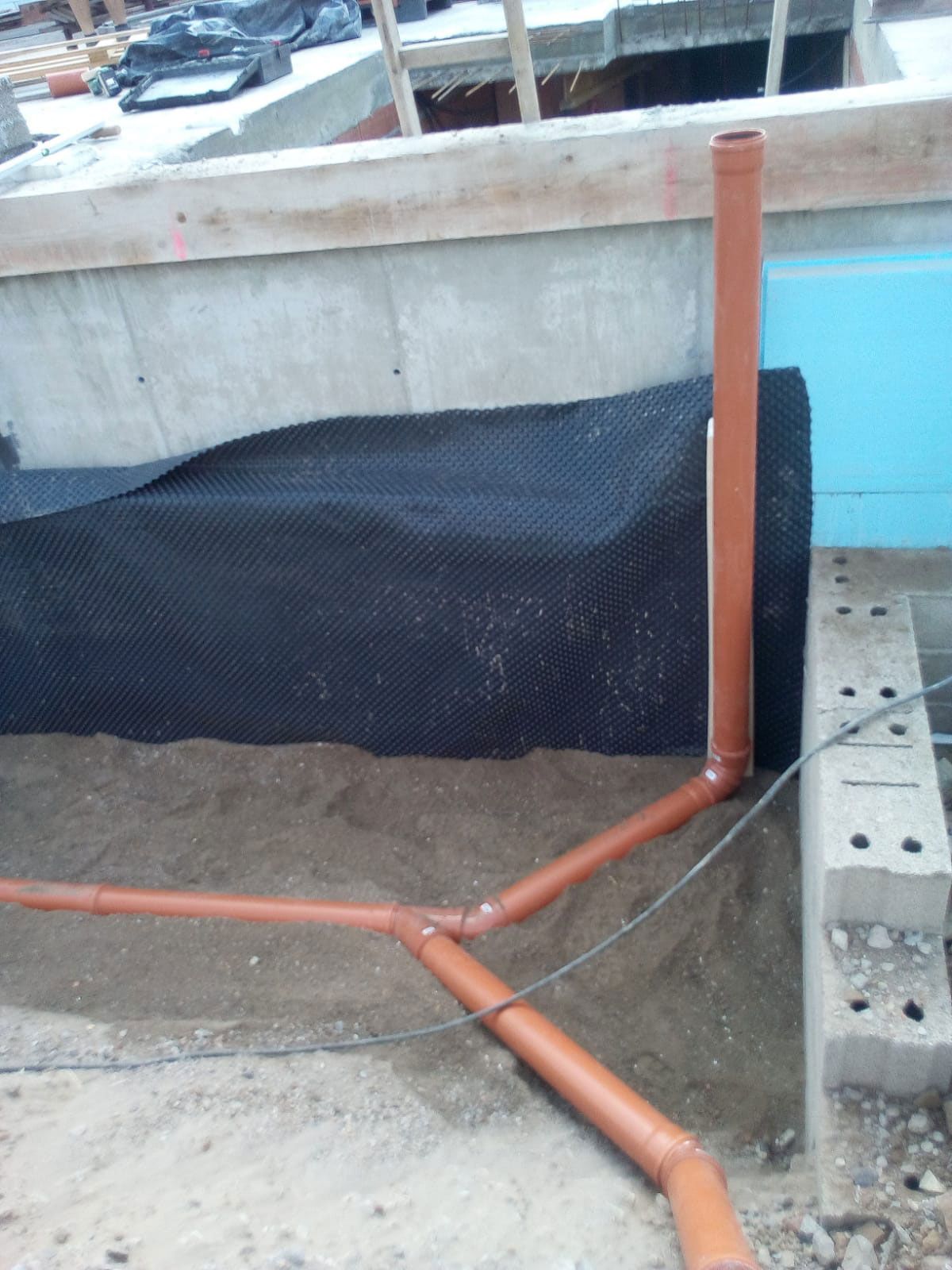 Ein Bündel Rohre ist mit einer Betonwand verbunden