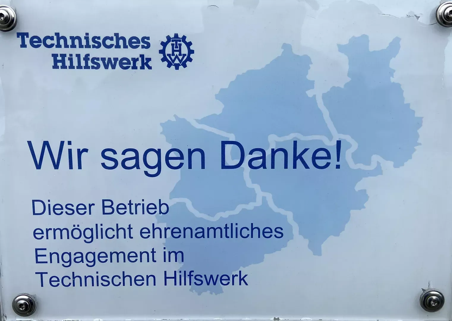 A sign that says wir sagen danke on it