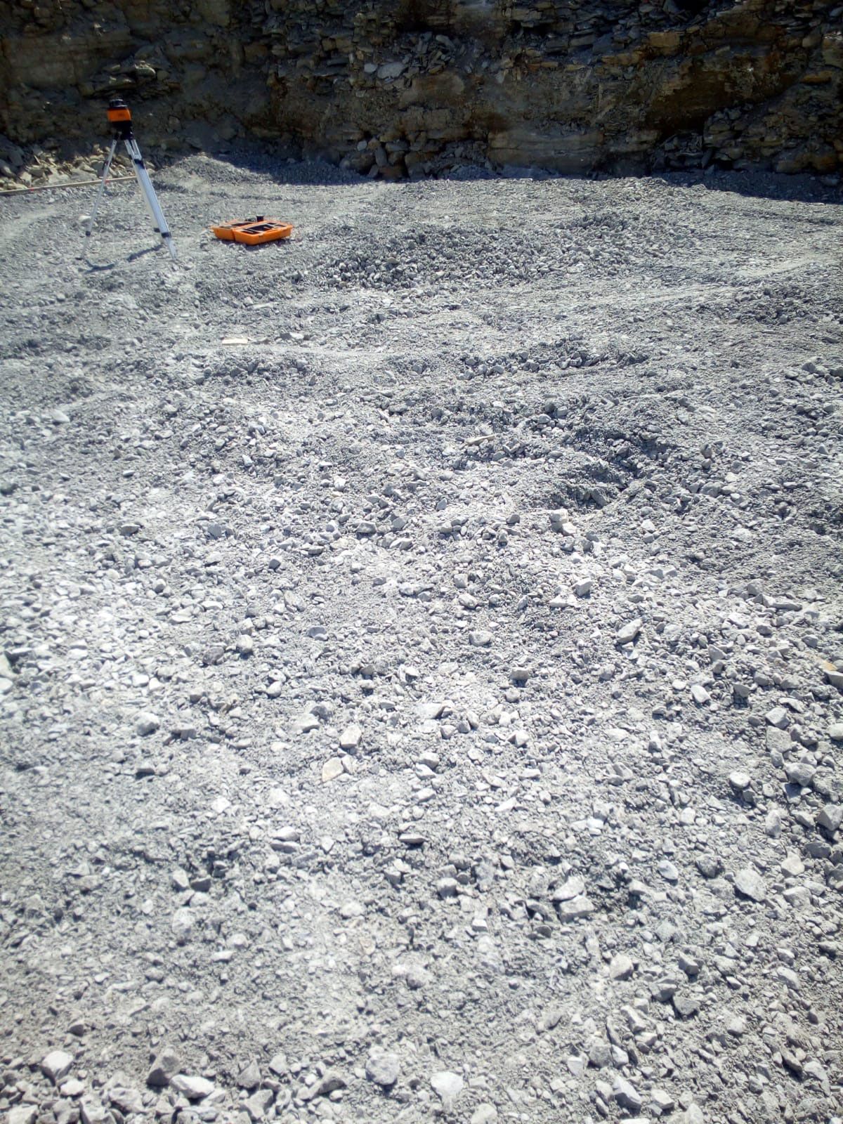 Ein großer Steinhaufen liegt mitten auf einem Feld.