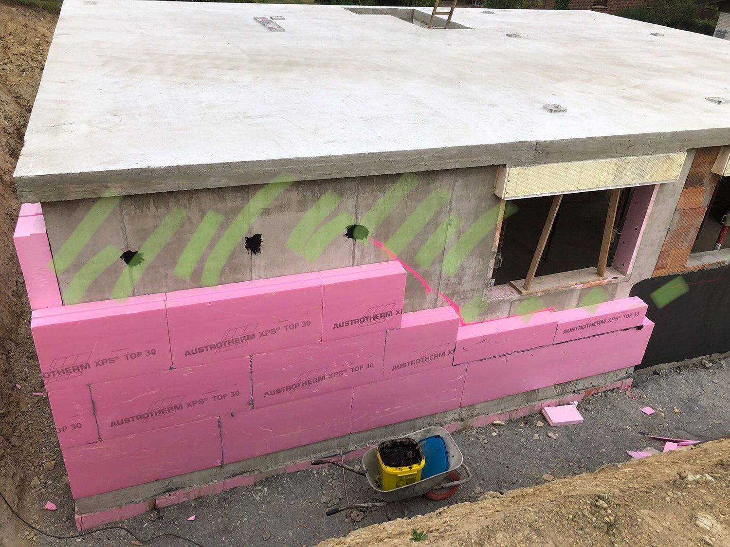 Es wird ein Haus mit rosa und grüner Isolierung gebaut.