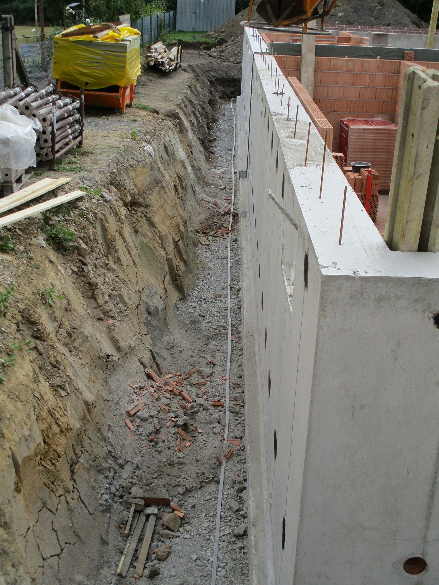 Auf einer Baustelle wird eine Betonmauer errichtet