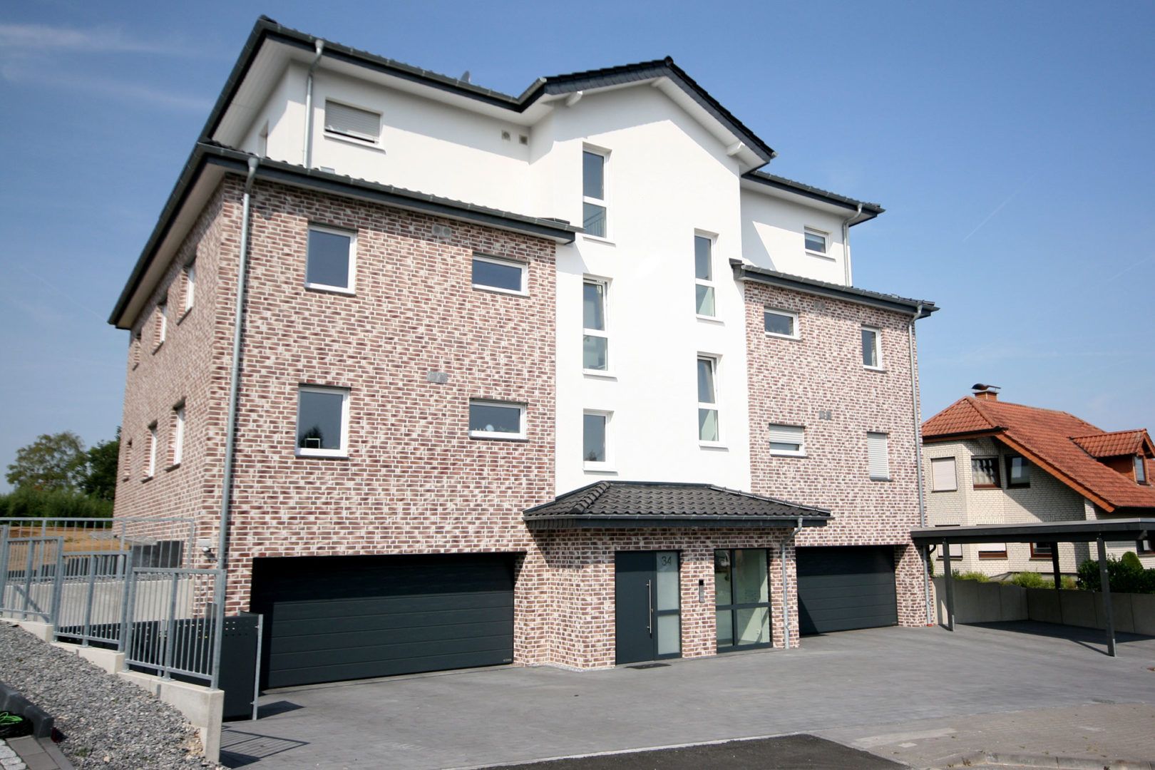 Ein großes Backsteingebäude mit vielen Fenstern