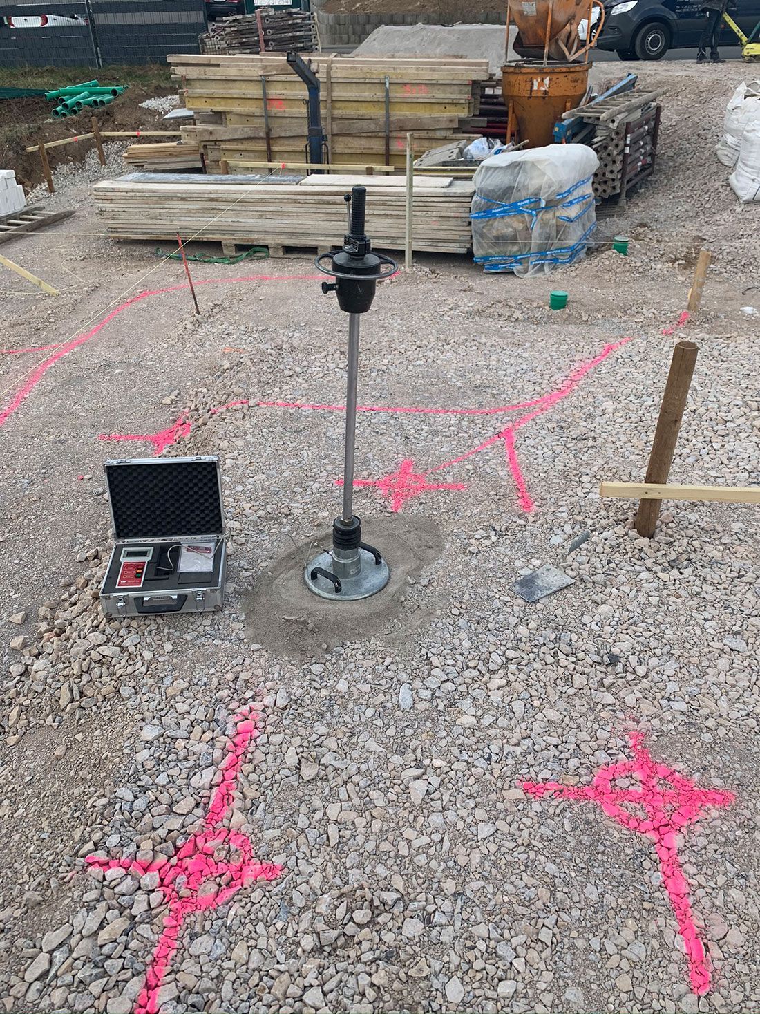 Eine Baustelle mit einem Aktenkoffer und einer Maschine auf dem Boden.