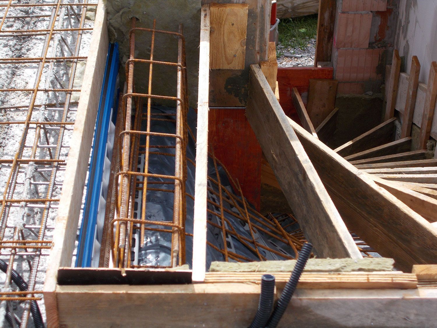 Eine Baustelle mit ein paar Stücken Holz und Metall