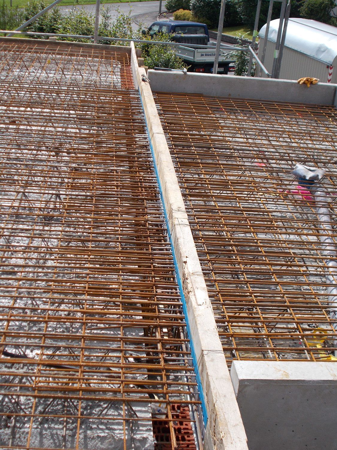 Eine Baustelle mit vielen Stahlstangen darauf