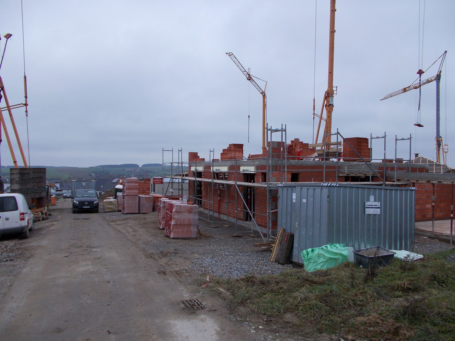 Eine Baustelle mit einem am Straßenrand geparkten Lieferwagen