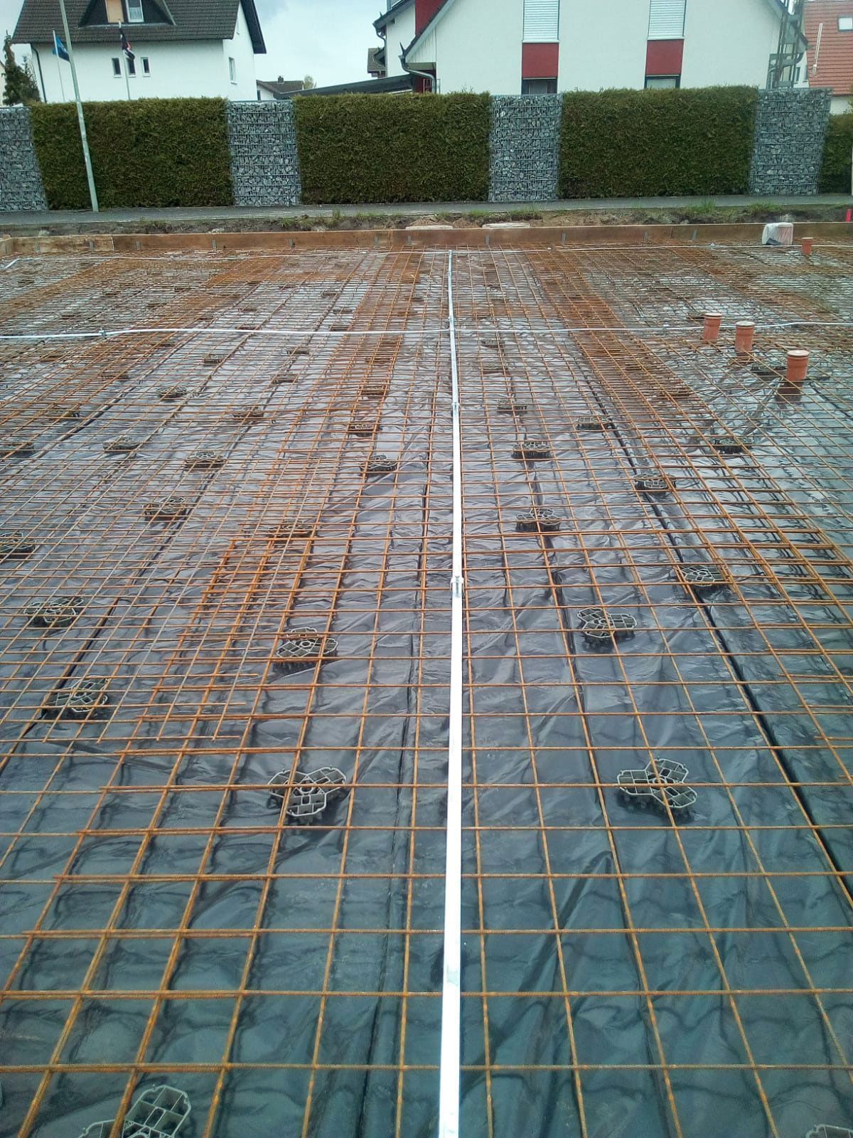 Eine Baustelle mit einer weißen Linie auf dem Boden