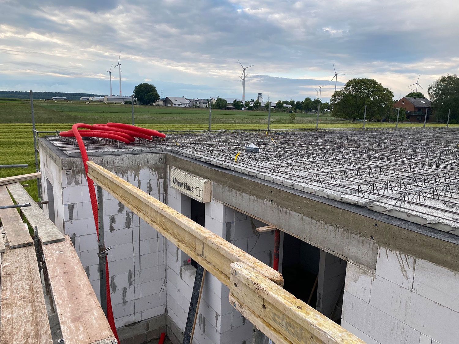 Ein Dach eines im Bau befindlichen Gebäudes mit einem Holzgeländer.