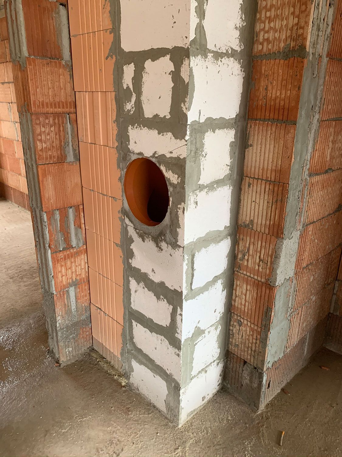 Eine Ziegelmauer mit einem Loch in der Mitte.