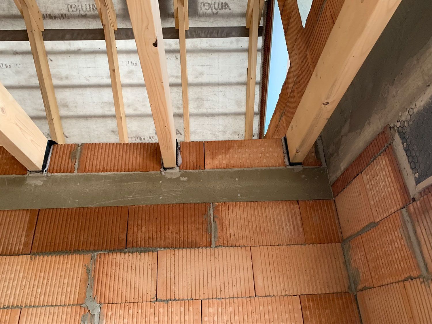 Ein Raum mit Ziegelwänden und Holzbalken.