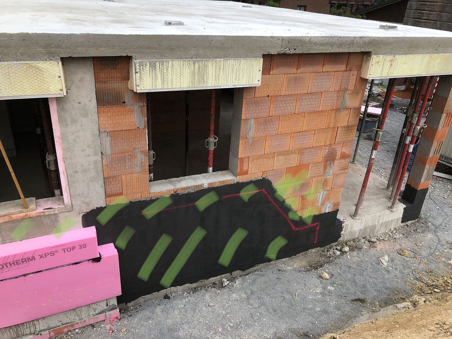 Es entsteht ein Backsteingebäude mit einem Betondach.