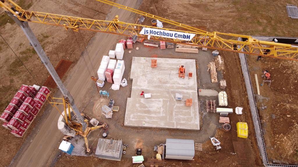 Eine Luftaufnahme einer Baustelle mit einem Kran.