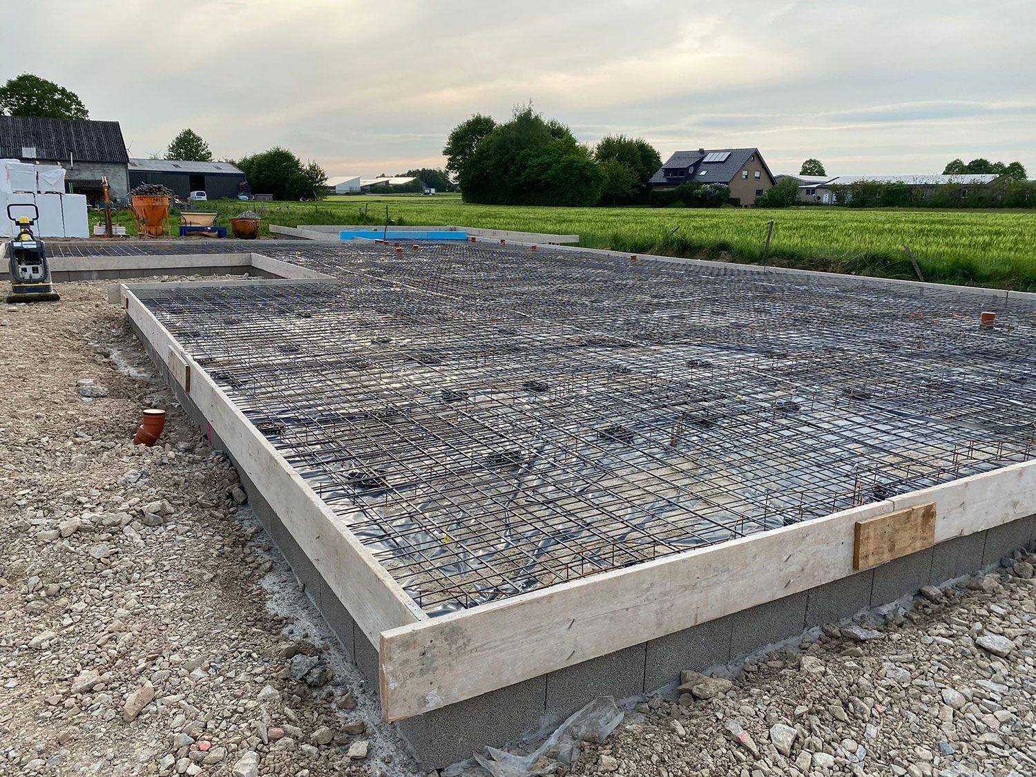 Eine große Betonplatte liegt auf einer Schotterstraße.