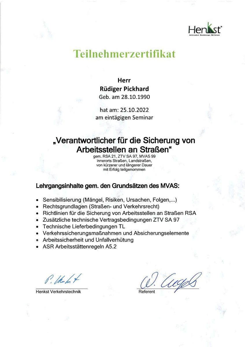 Ein Zertifikat mit zwei Unterschriften liegt auf weißem Hintergrund.