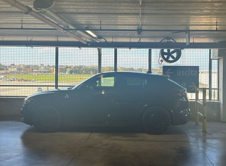 Ein blauer Jeep Wrangler steht in einer Garage.