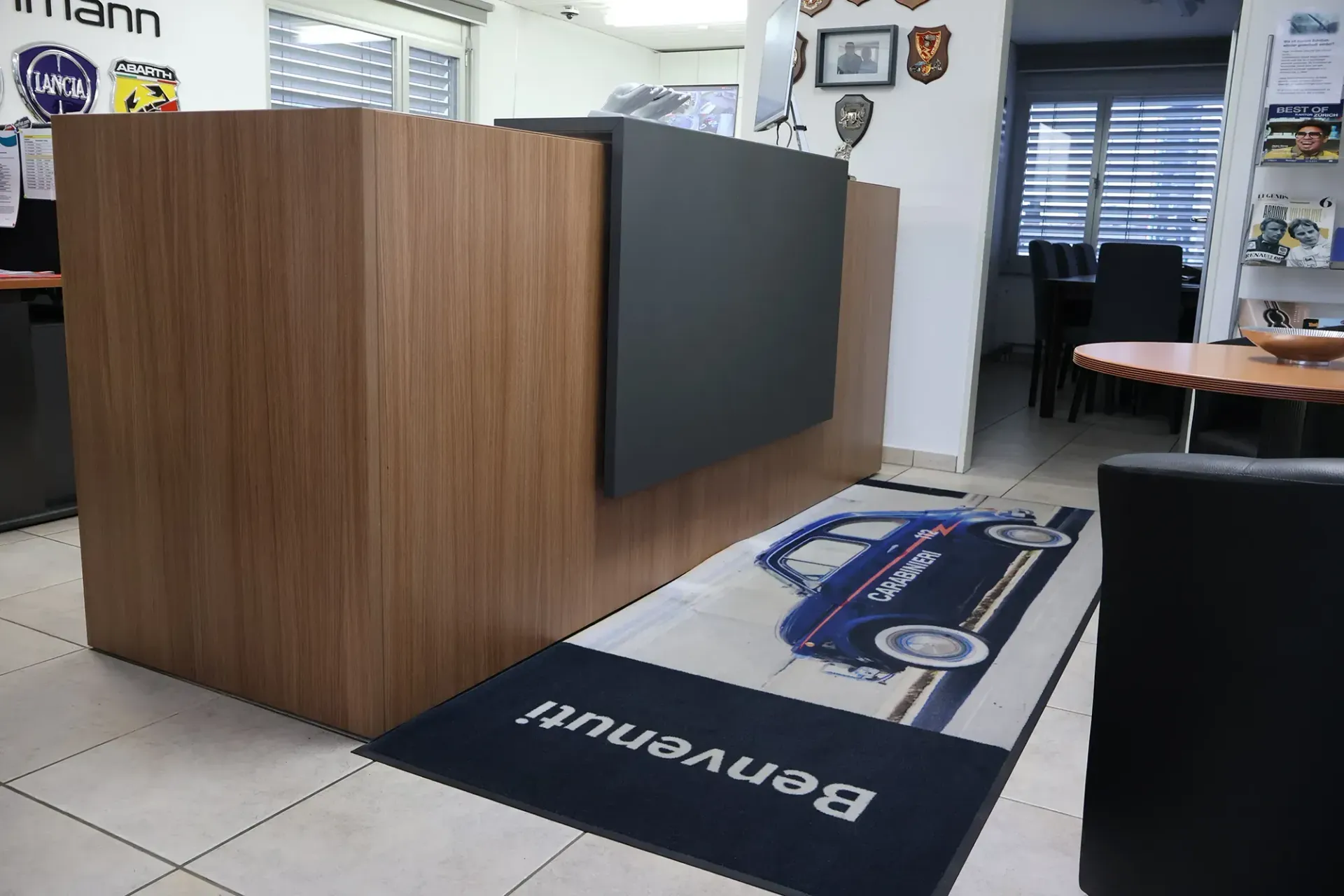 Eine Fußmatte mit einem Autobild darauf