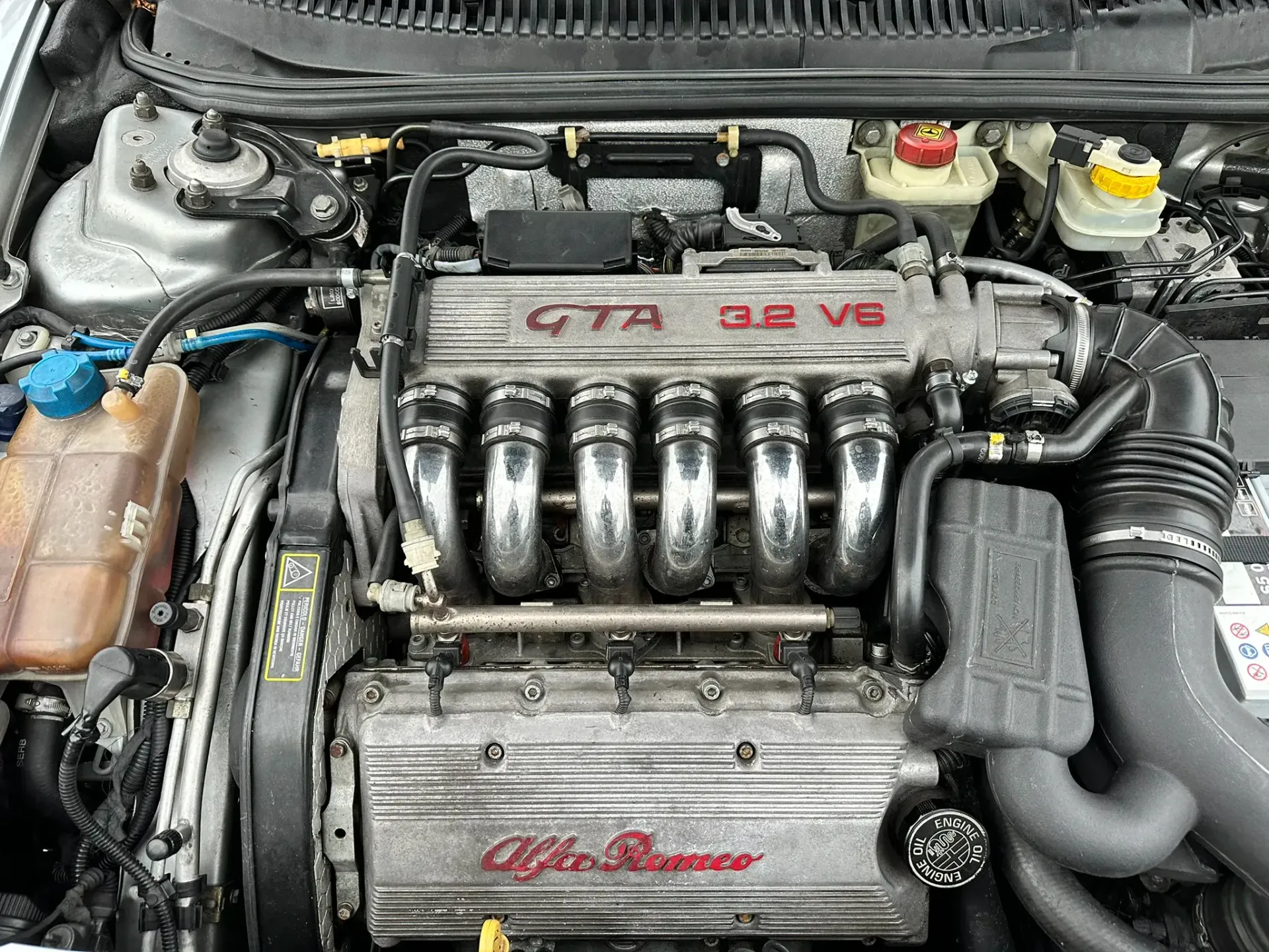 Eine Nahaufnahme des Motors eines Alfa Romeo