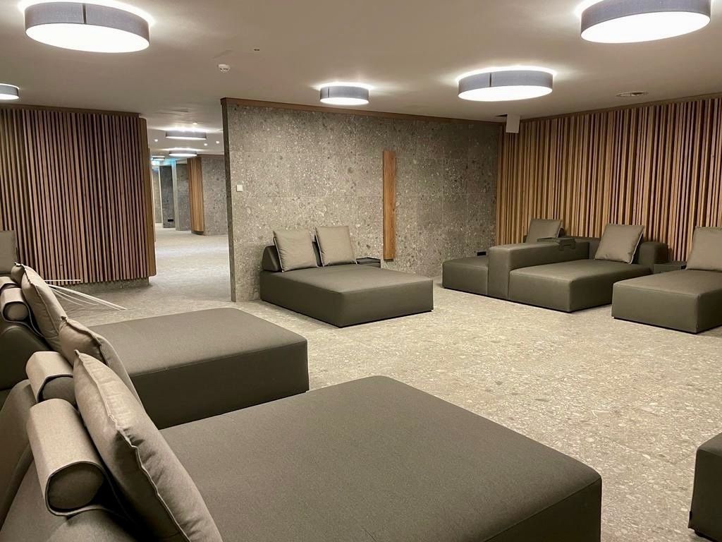 Referenzen - Ruheraum mit runden Lichtern und beigen Liegen