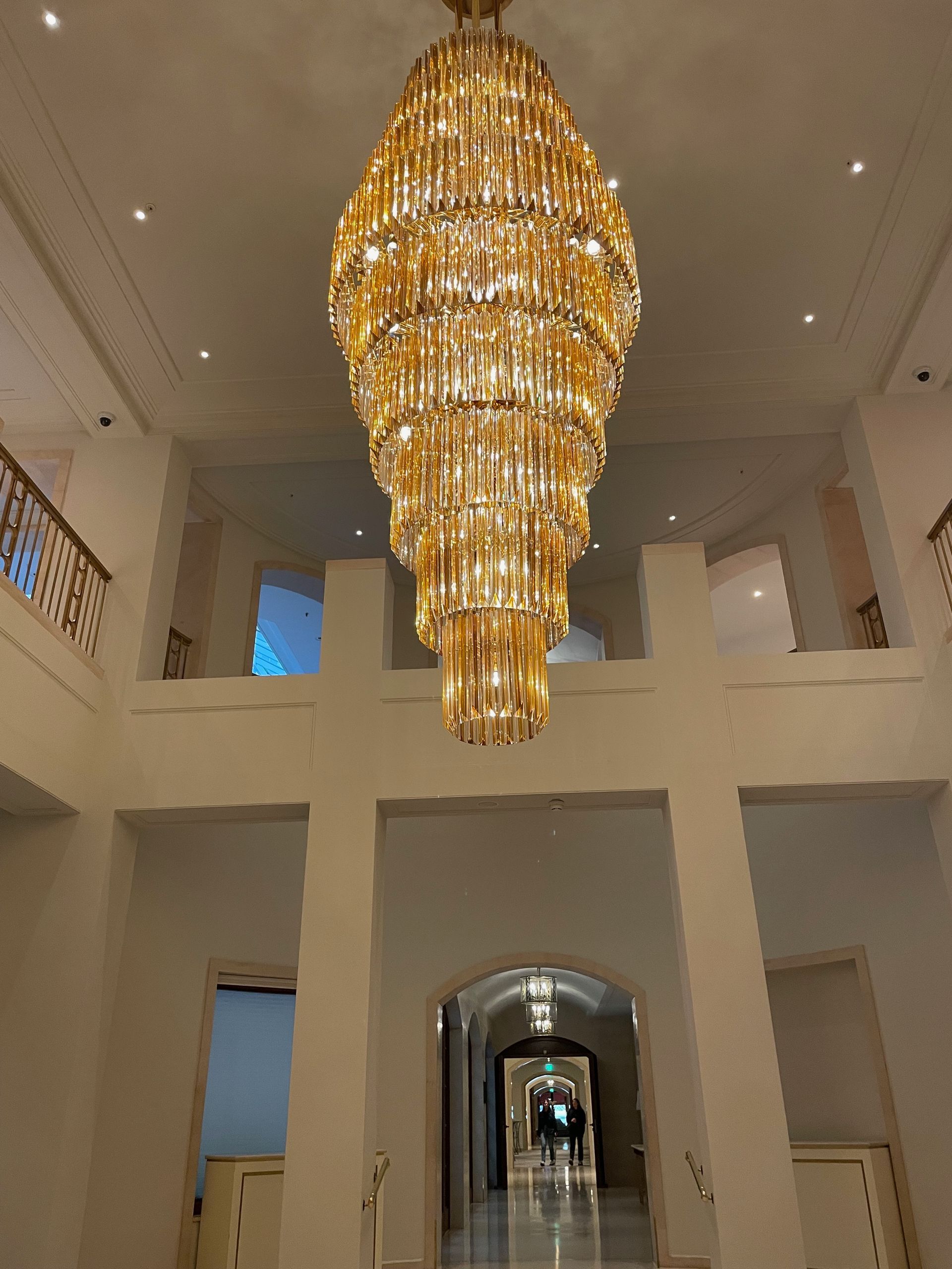 Beleuchtung - Gold leuchtender Kronleuchter