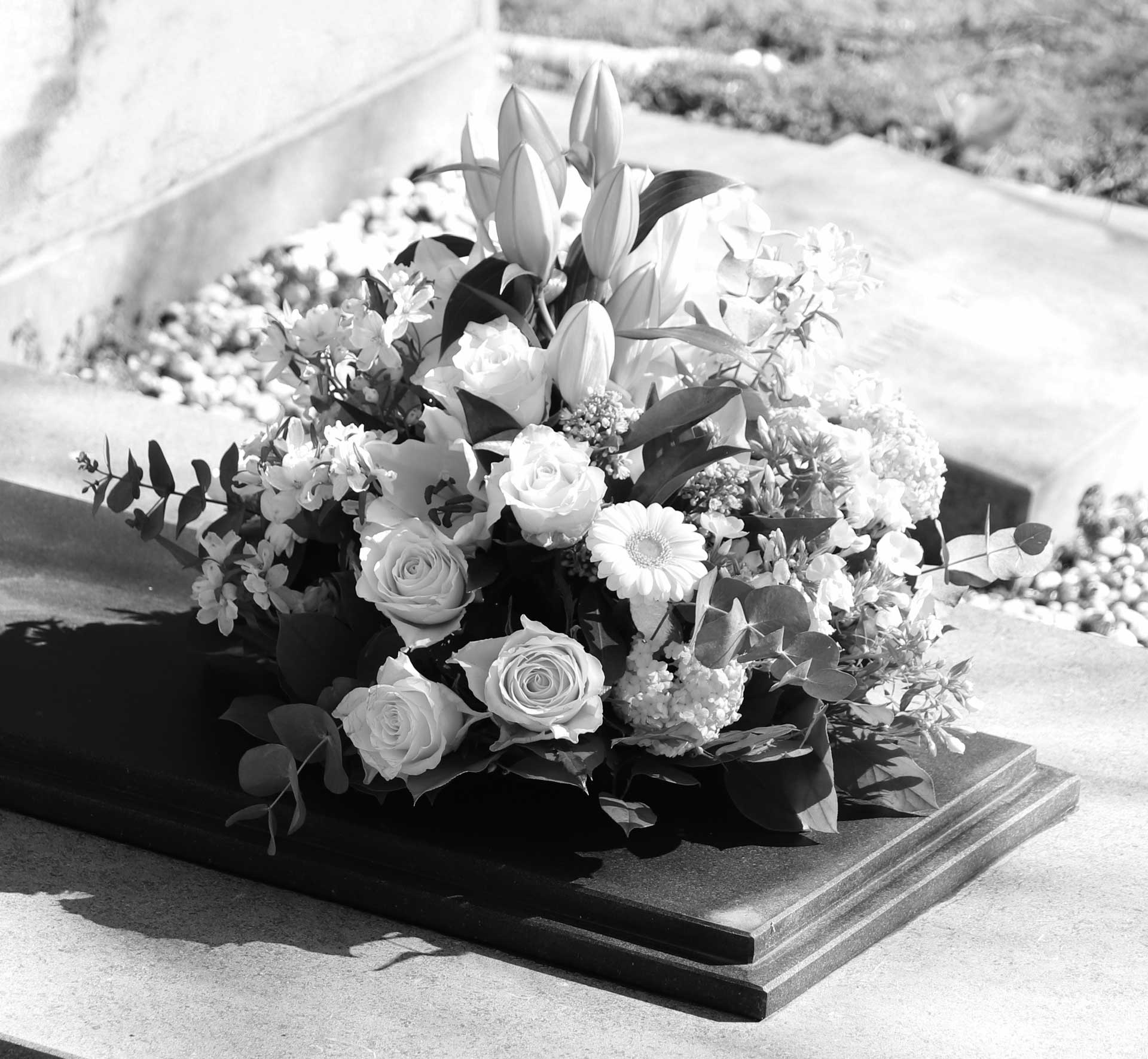 Un bouquet de fleurs sur une tombe