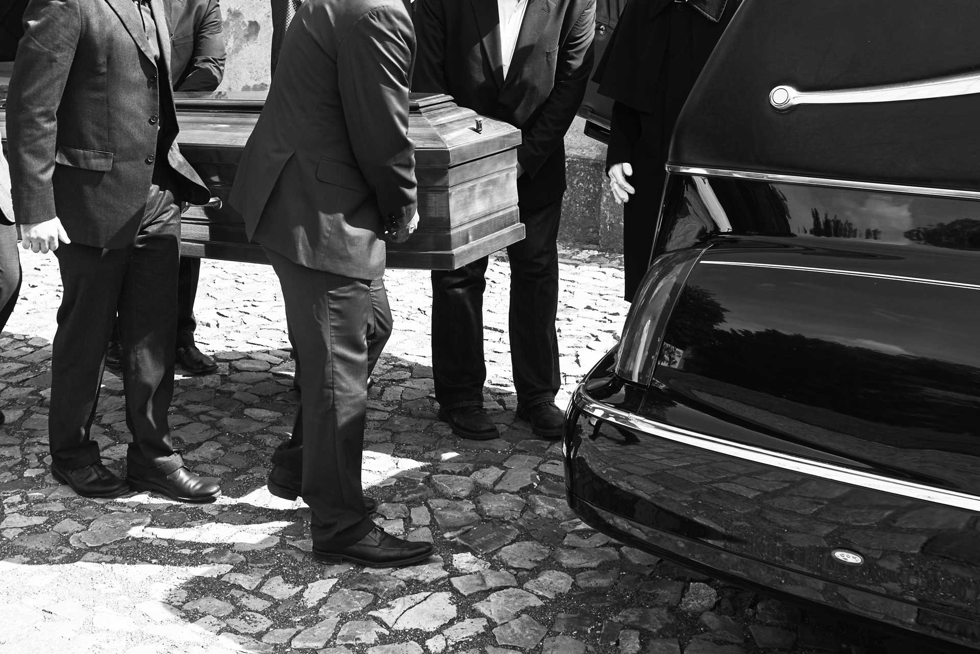 Une cérémonie pour des obsèques avec le cercueil mis dans le véhicule