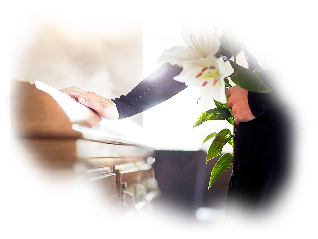 Une personne tenant des fleurs et posant sa main sur un cercueil